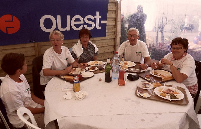 2011-08-26 21 Rando Plouay Tous a table.jpg
